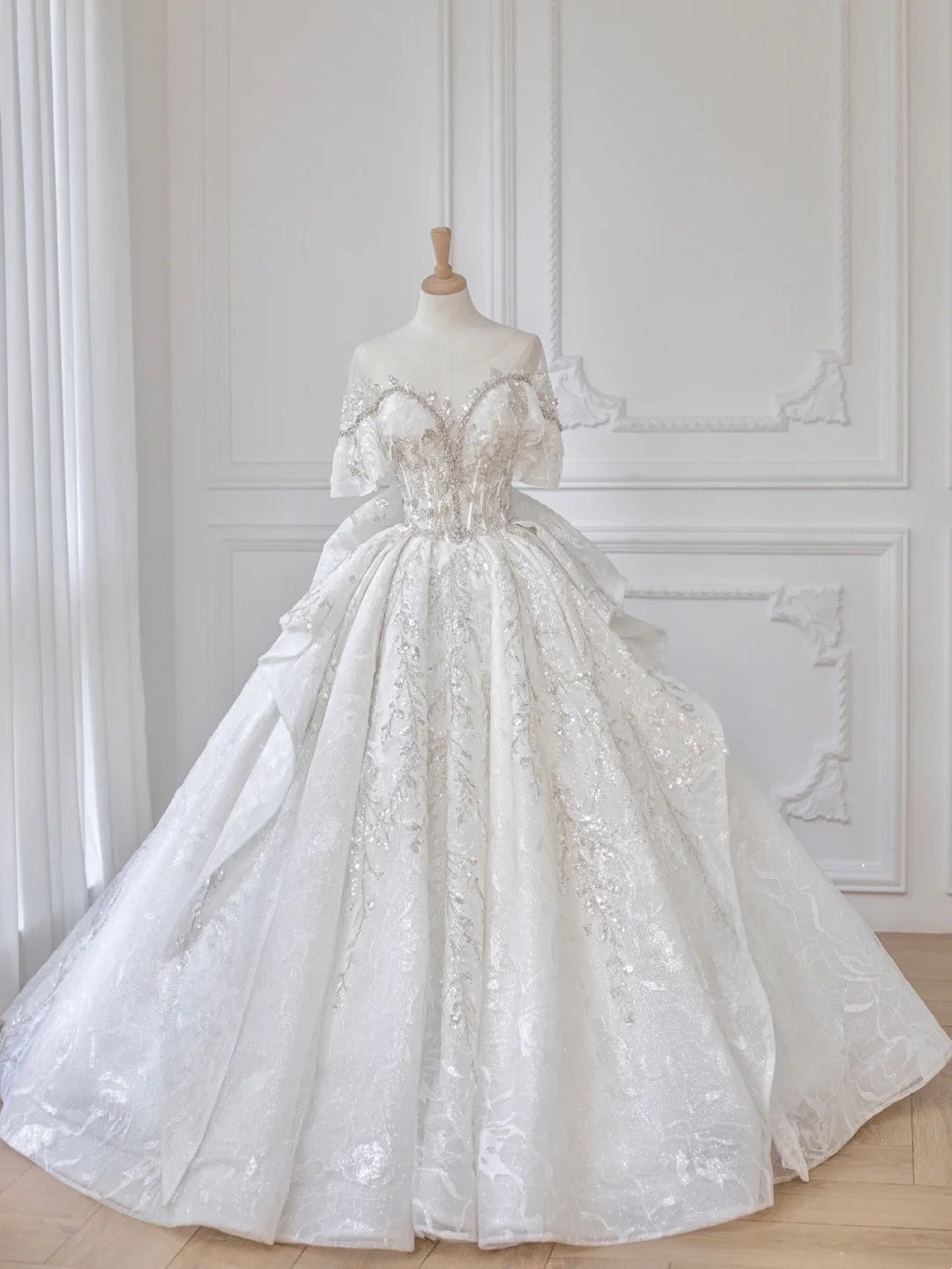 Charming Crystal Accents Beading Tulle Short Sleeve Ruffles Bridal Dress Chic Splicing Mesh Round Neck A-Line Wedding Dress AP2213