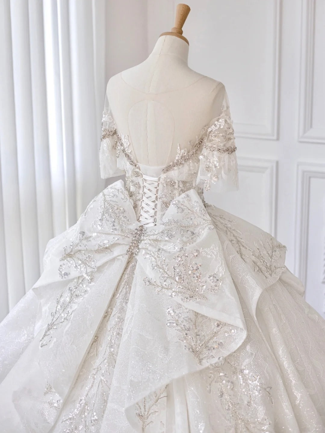 Charming Crystal Accents Beading Tulle Short Sleeve Ruffles Bridal Dress Chic Splicing Mesh Round Neck A-Line Wedding Dress AP2213