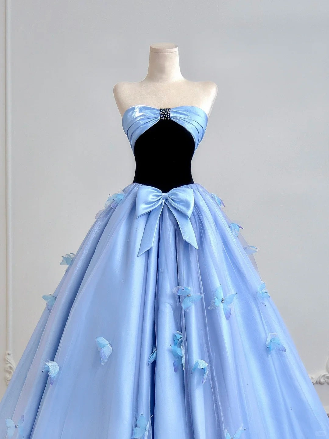 Glamorous Beaded Strapless Light Blue Tulle Overlay Hem Maxi Dress Cute Black Bodice 3D Butterfly Decor Prom Dress AP2221