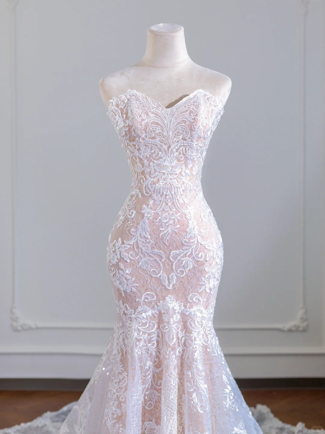 Chic White Strapless Mermaid Lace Tulle Applique Wedding Dress AP2247