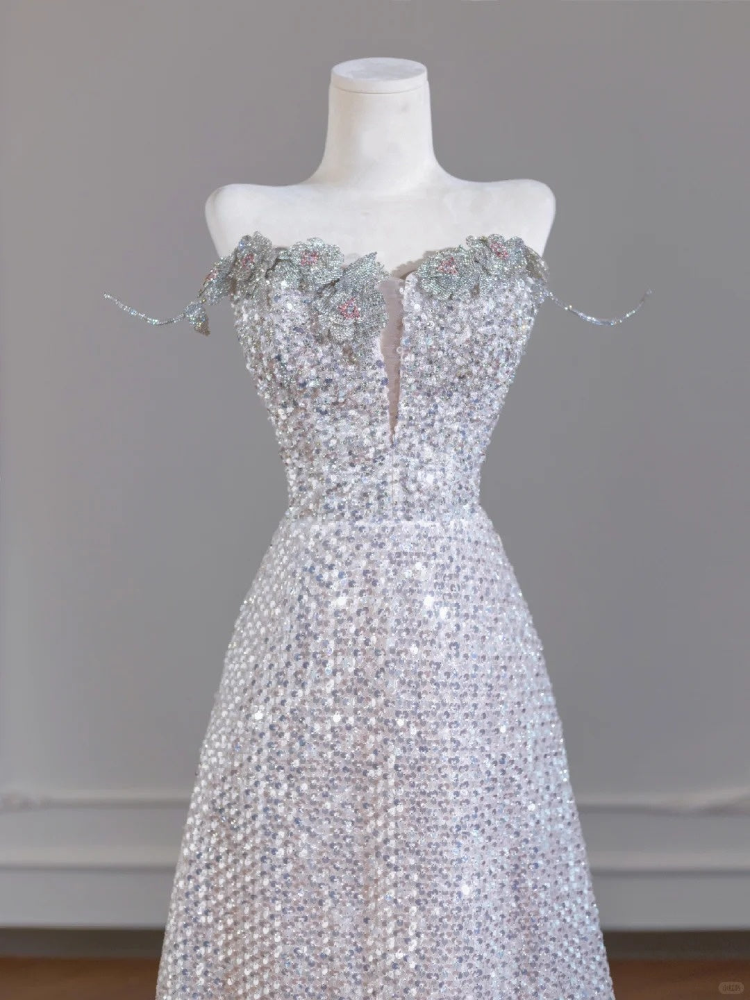 Exquisite Metallic Floral Crystals Strapless Beading Sparkling Sequins A-Line Prom Dress AP2262