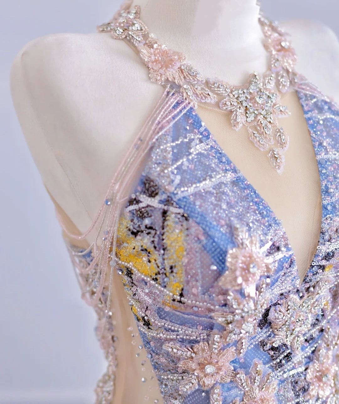 New Tendency Halter Neck Shimmering Crystals Sequins Accent A-Line Beading Prom Dress AP2271