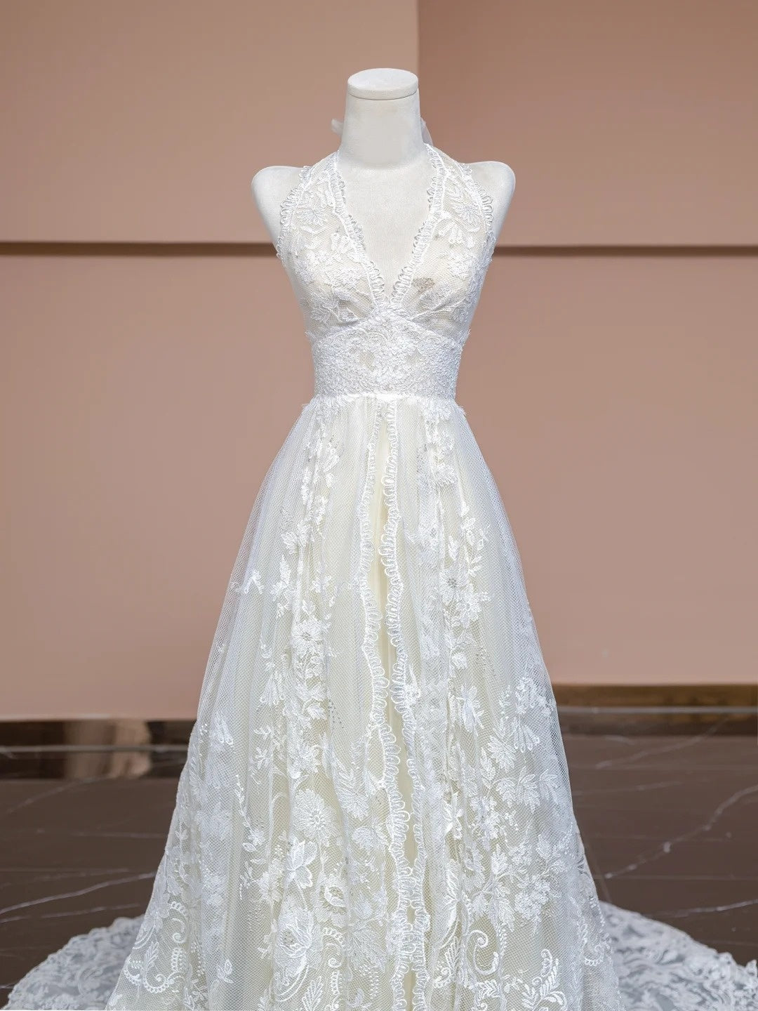 Ornate White A-Line Halter Neck Bridal Dress Applique Lace Tulle Wedding Dress AP2295