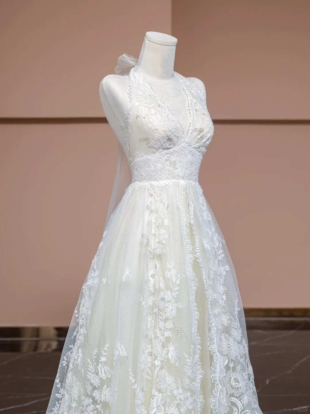 Ornate White A-Line Halter Neck Bridal Dress Applique Lace Tulle Wedding Dress AP2295