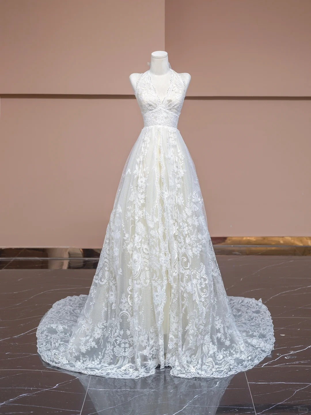 Ornate White A-Line Halter Neck Bridal Dress Applique Lace Tulle Wedding Dress AP2295