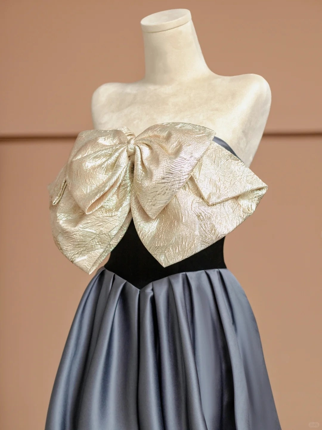 Graceful A-Line Strapless Evening Gowns Bow Satin Pleated Long Prom Dress AP2325