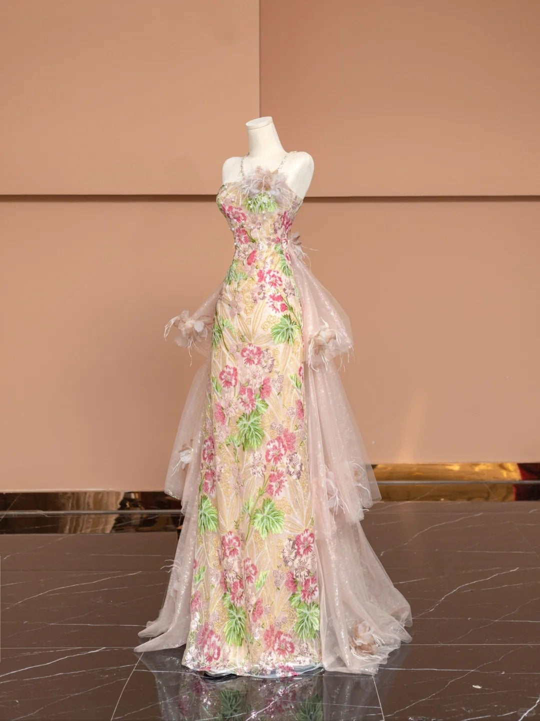 Romantic Spaghetti Strap A-Line Evening Gowns With Tulle Train Beading Sequins Applique Prom Dress AP2355