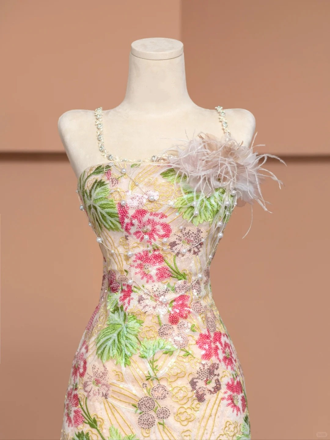 Romantic Spaghetti Strap A-Line Evening Gowns With Tulle Train Beading Sequins Applique Prom Dress AP2355