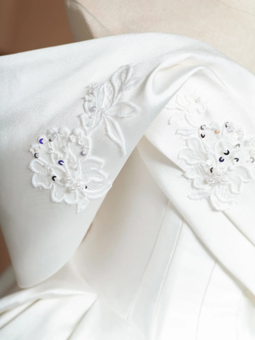 Fashionable A-Line Off-Shoulder Bridal Gowns Sequins Applique Beading Satin Wedding Dress AP2366