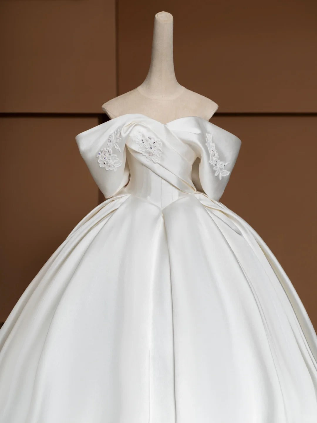 Fashionable A-Line Off-Shoulder Bridal Gowns Sequins Applique Beading Satin Wedding Dress AP2366