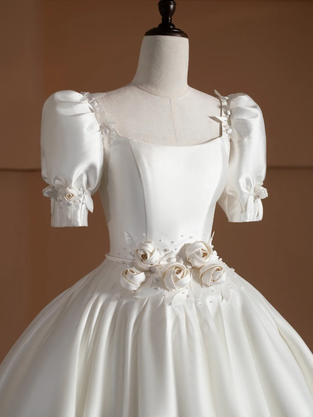 Satin Square Neck A-Line Bridal Gowns Short Sleeve Handmade Flowers Beaded Wedding Dress AP2371