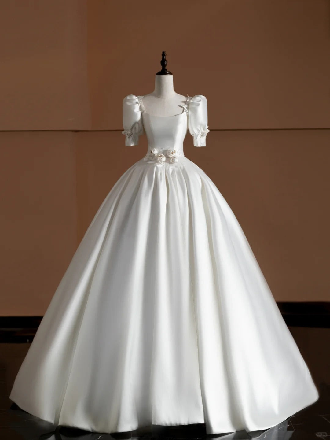 Satin Square Neck A-Line Bridal Gowns Short Sleeve Handmade Flowers Beaded Wedding Dress AP2371