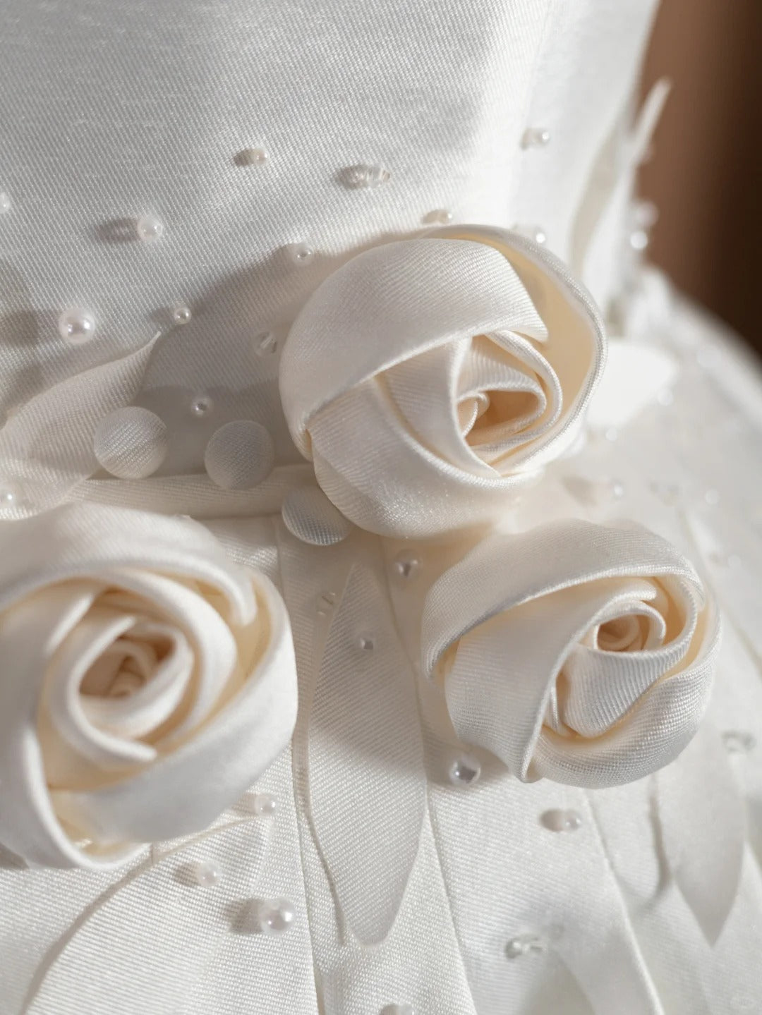 Satin Square Neck A-Line Bridal Gowns Short Sleeve Handmade Flowers Beaded Wedding Dress AP2371