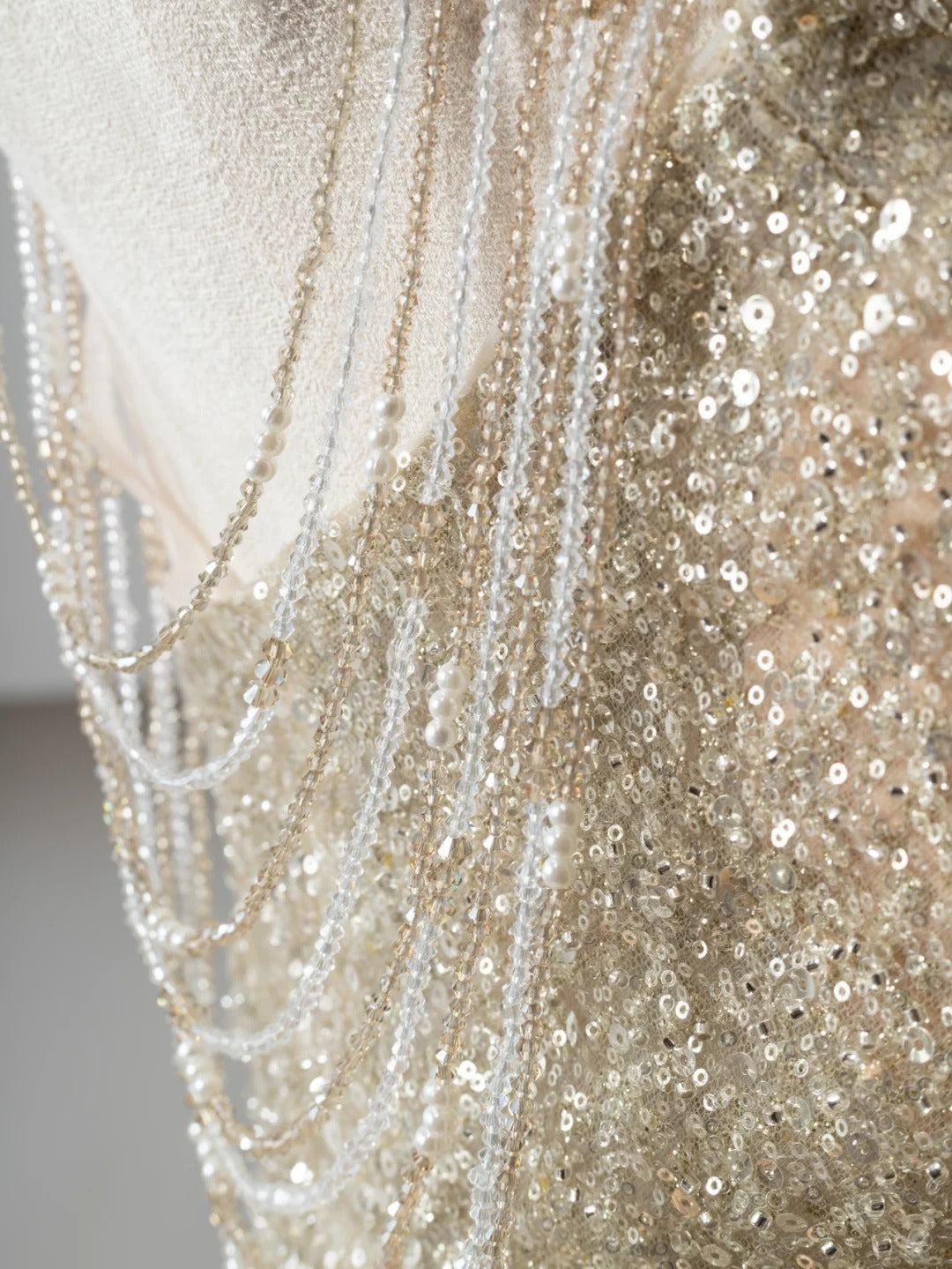 Luxurious Halter Neck A-Line Evening Gowns Beading Sequins Tulle Train Prom Dress AP2376