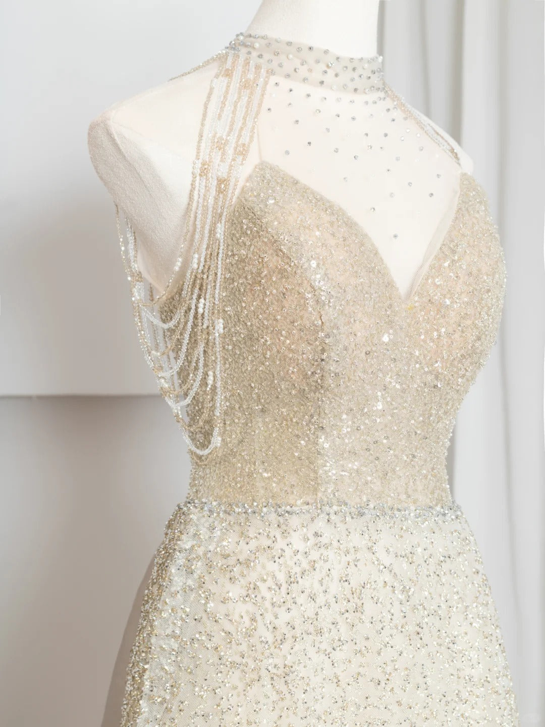 Luxurious Halter Neck A-Line Evening Gowns Beading Sequins Tulle Train Prom Dress AP2376