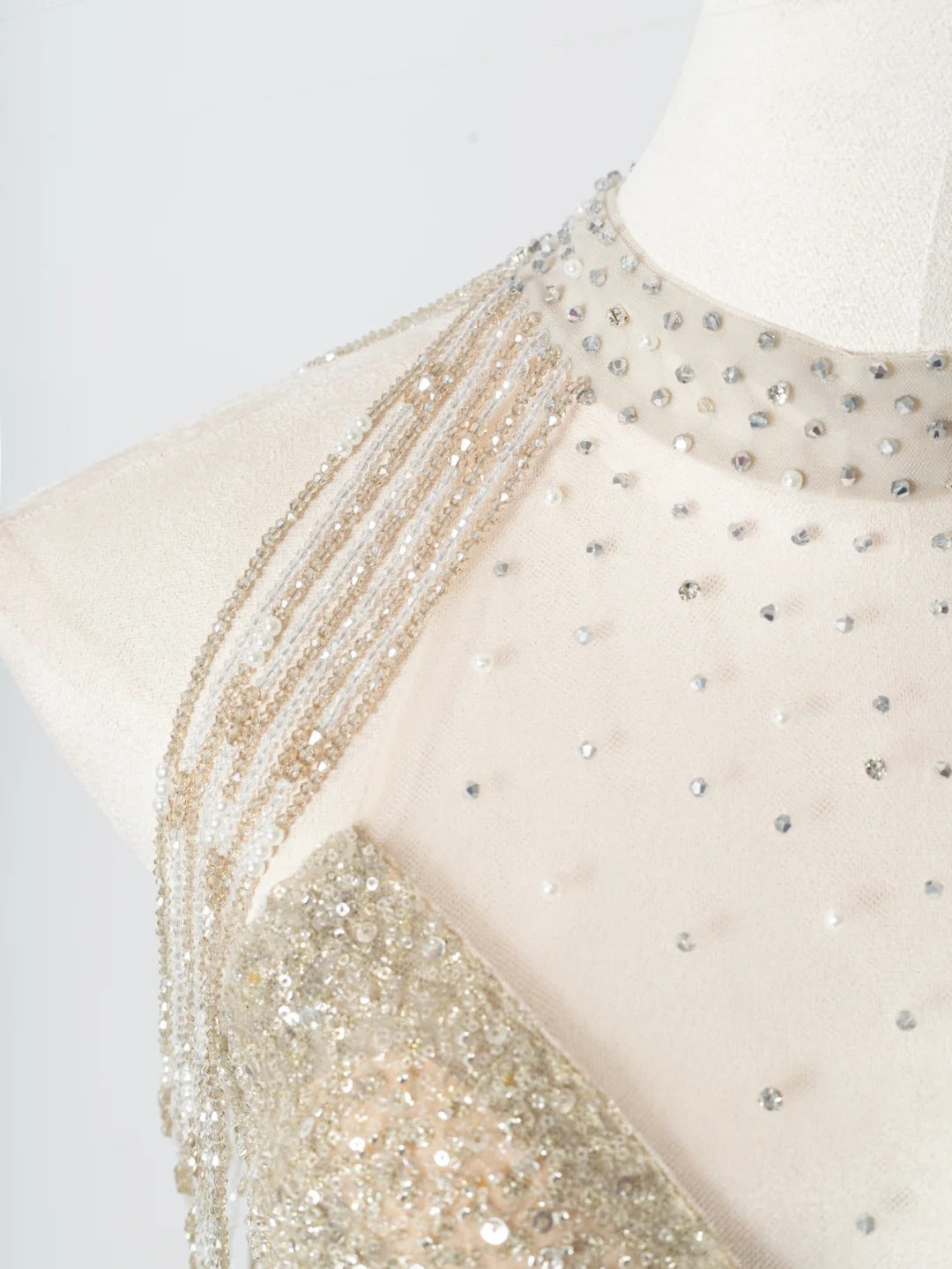 Luxurious Halter Neck A-Line Evening Gowns Beading Sequins Tulle Train Prom Dress AP2376