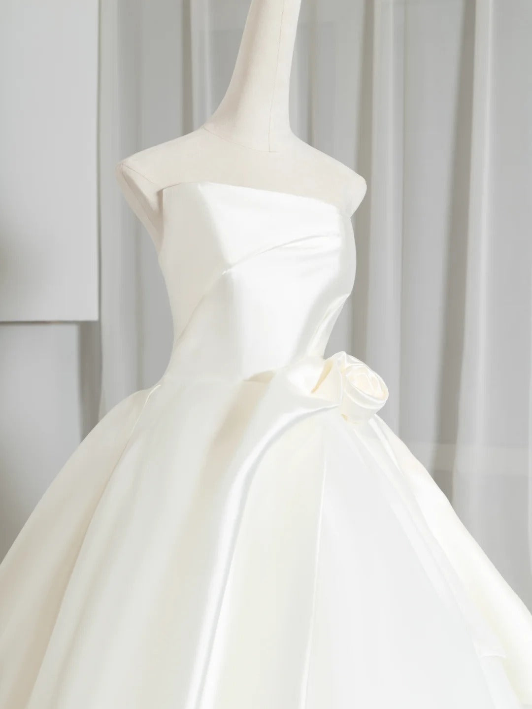 Chic Strapless A-Line Bridal Gown Pleated Satin Handmade Flower Wedding Dress AP2379
