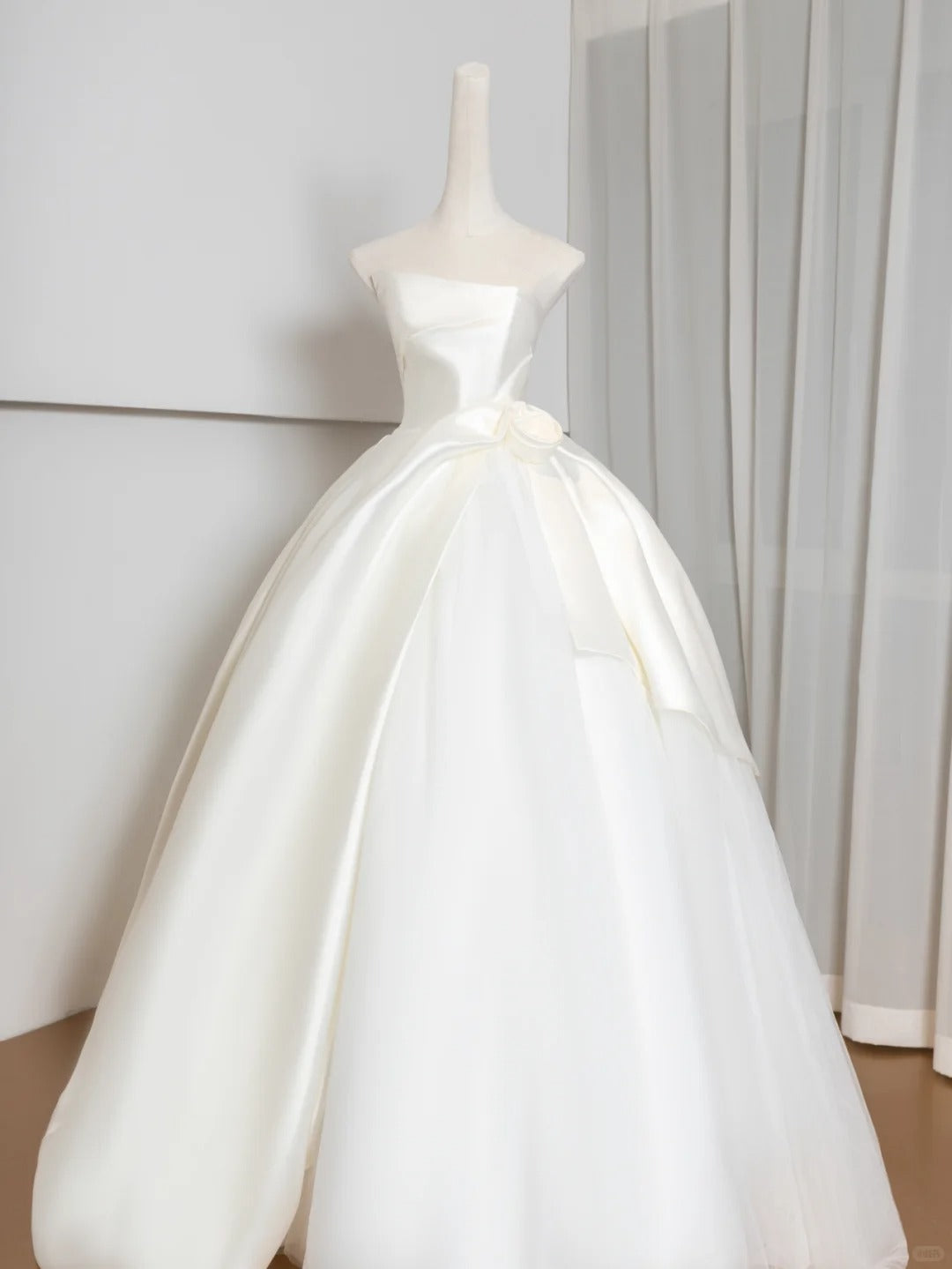 Chic Strapless A-Line Bridal Gown Pleated Satin Handmade Flower Wedding Dress AP2379