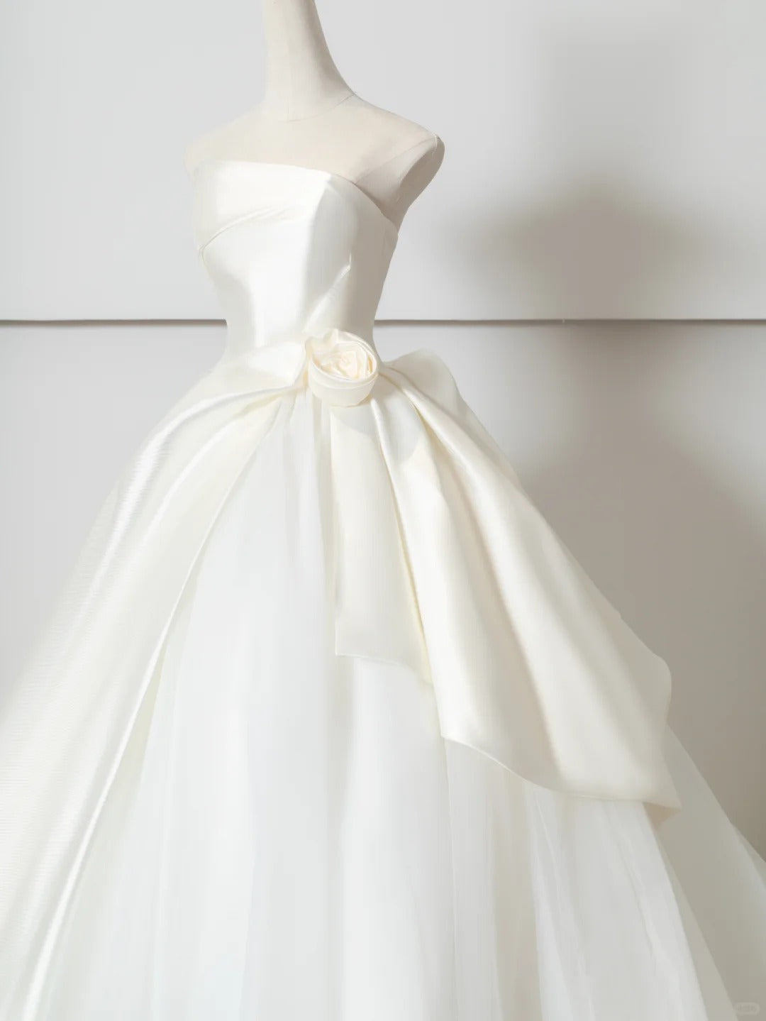 Chic Strapless A-Line Bridal Gown Pleated Satin Handmade Flower Wedding Dress AP2379