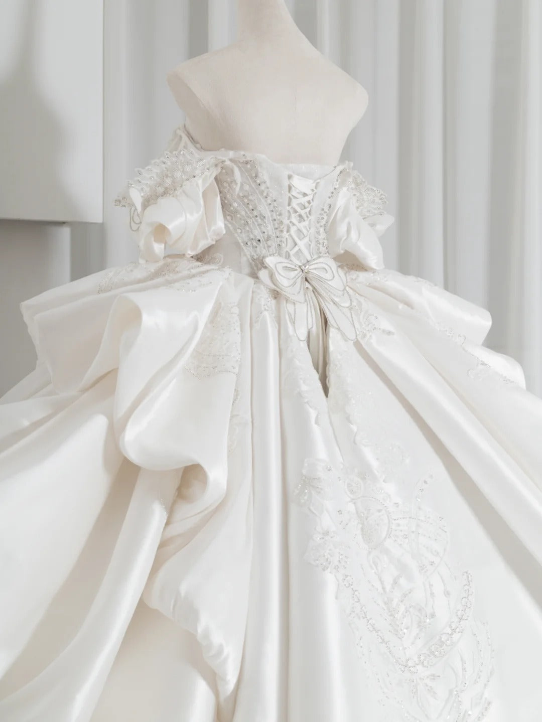 Luxurious Off-Shoulder A-Line Bridal Gowns Sequins Applique Beading Ruffled Wedding Dress AP2380