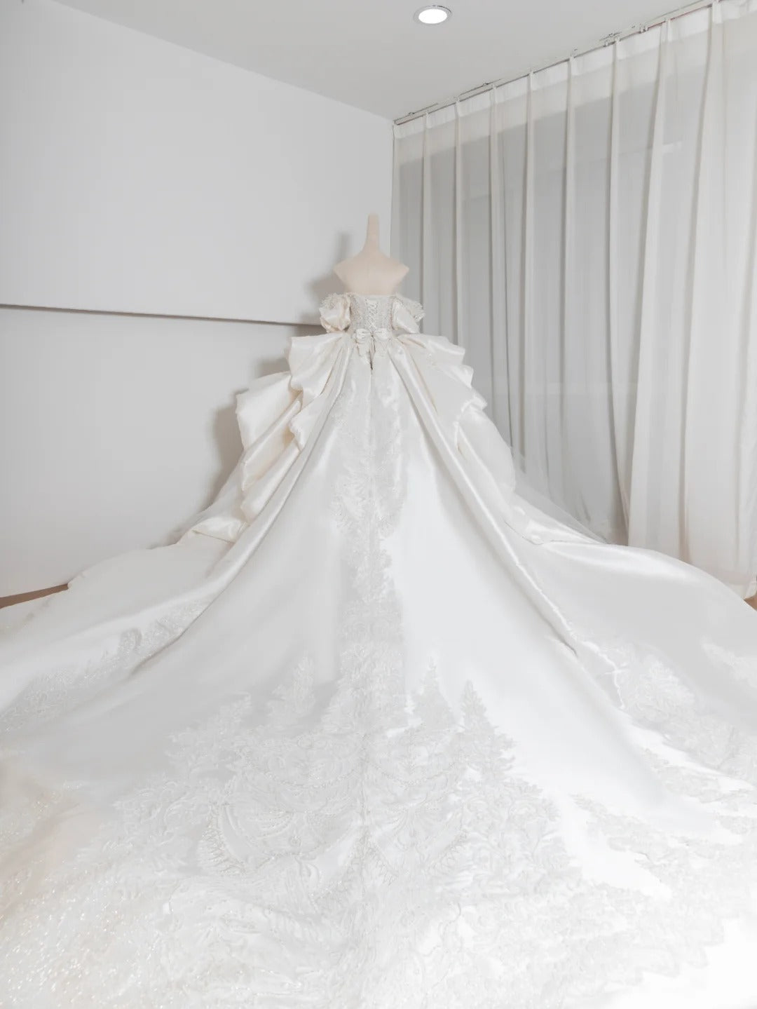 Luxurious Off-Shoulder A-Line Bridal Gowns Sequins Applique Beading Ruffled Wedding Dress AP2380