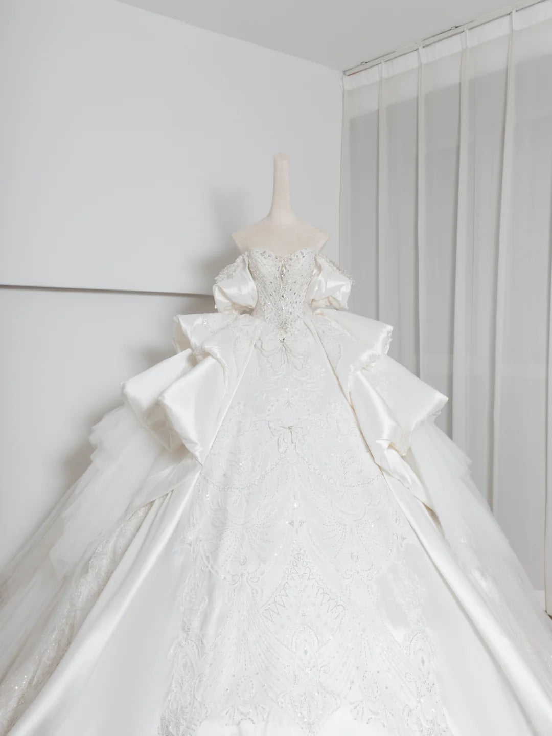 Luxurious Off-Shoulder A-Line Bridal Gowns Sequins Applique Beading Ruffled Wedding Dress AP2380