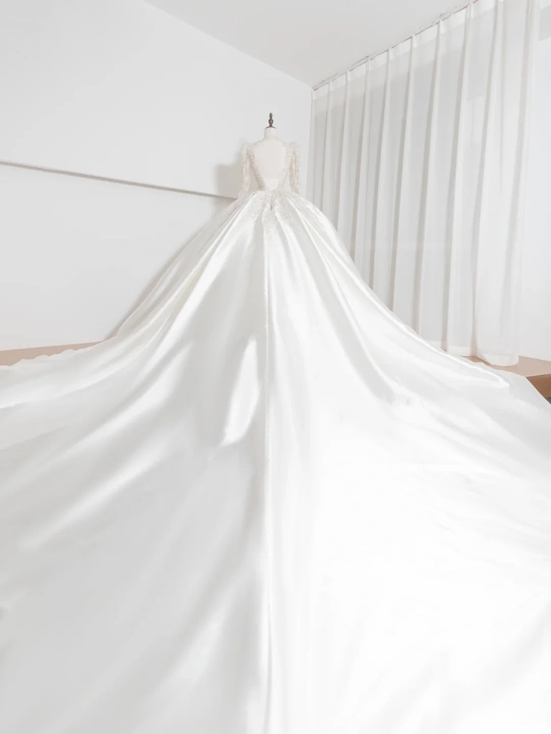 Artistic V-Neck A-Line Bridal Gowns Long Sleeve Beading Sequins Backless Wedding Dress AP2381