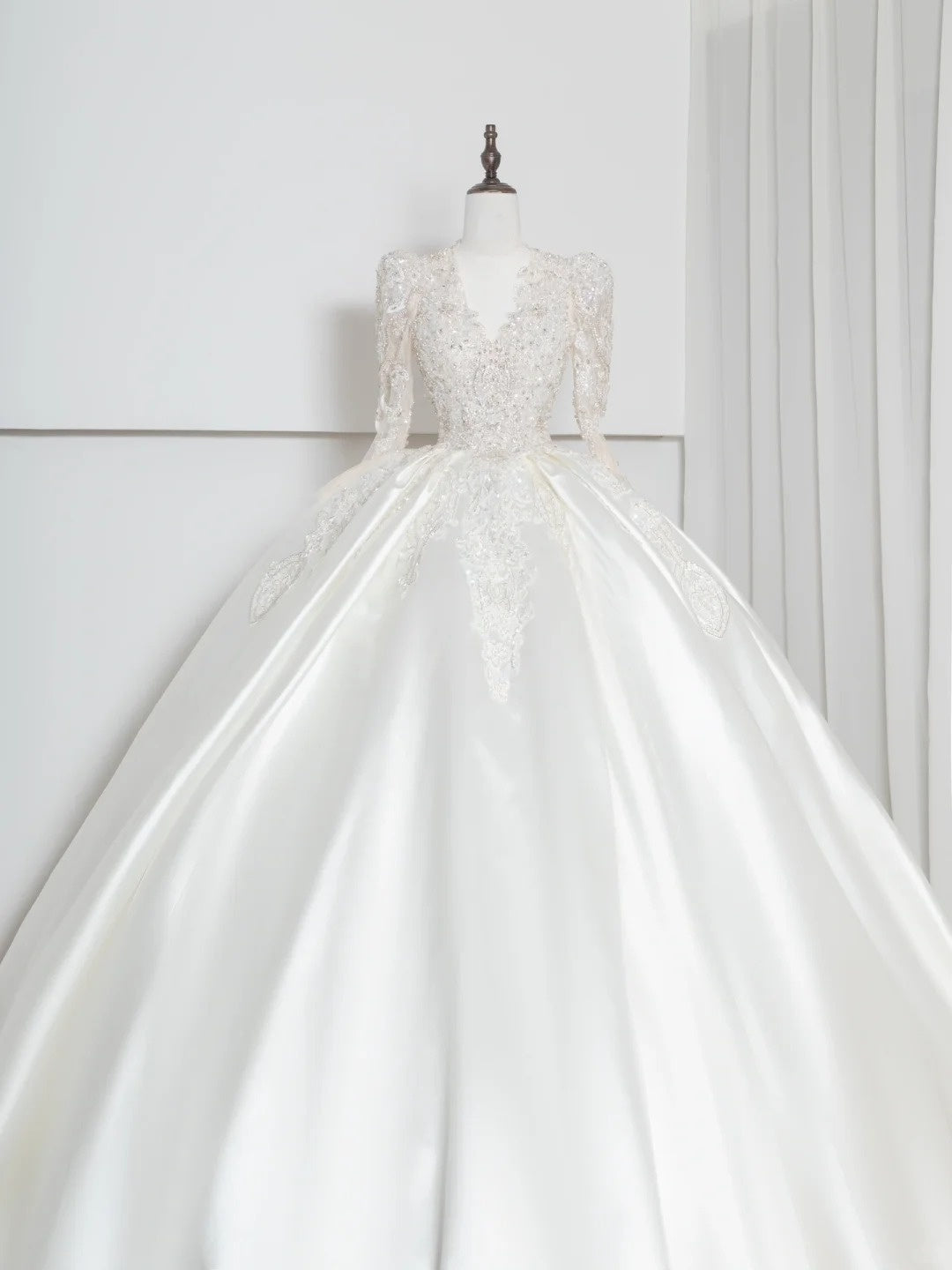 Artistic V-Neck A-Line Bridal Gowns Long Sleeve Beading Sequins Backless Wedding Dress AP2381