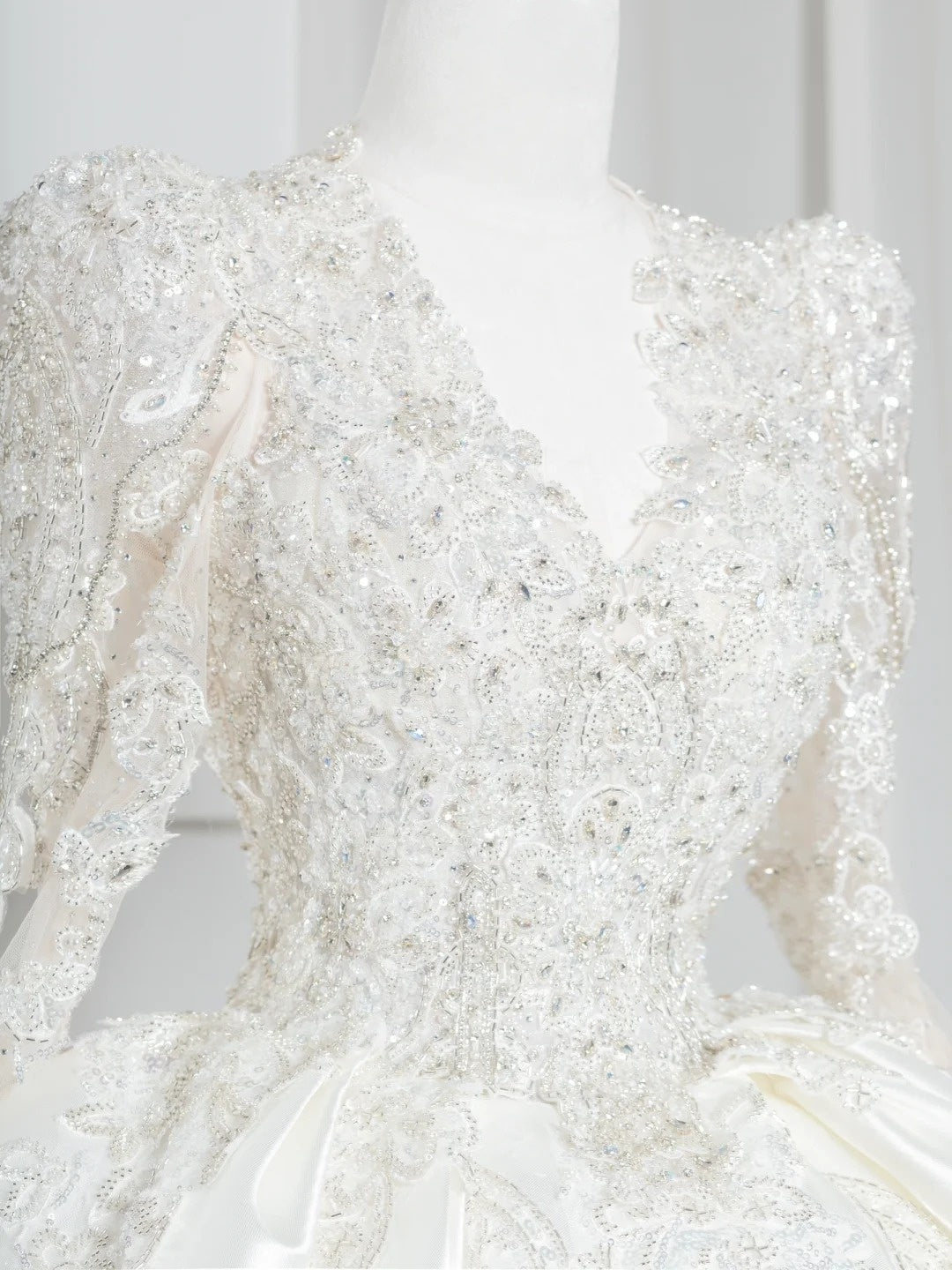 Artistic V-Neck A-Line Bridal Gowns Long Sleeve Beading Sequins Backless Wedding Dress AP2381