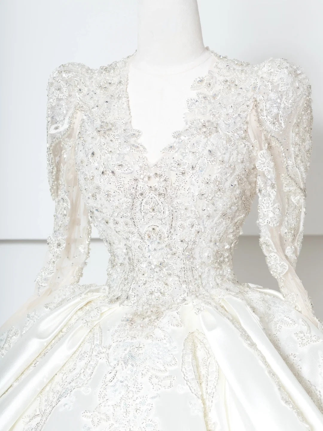 Artistic V-Neck A-Line Bridal Gowns Long Sleeve Beading Sequins Backless Wedding Dress AP2381