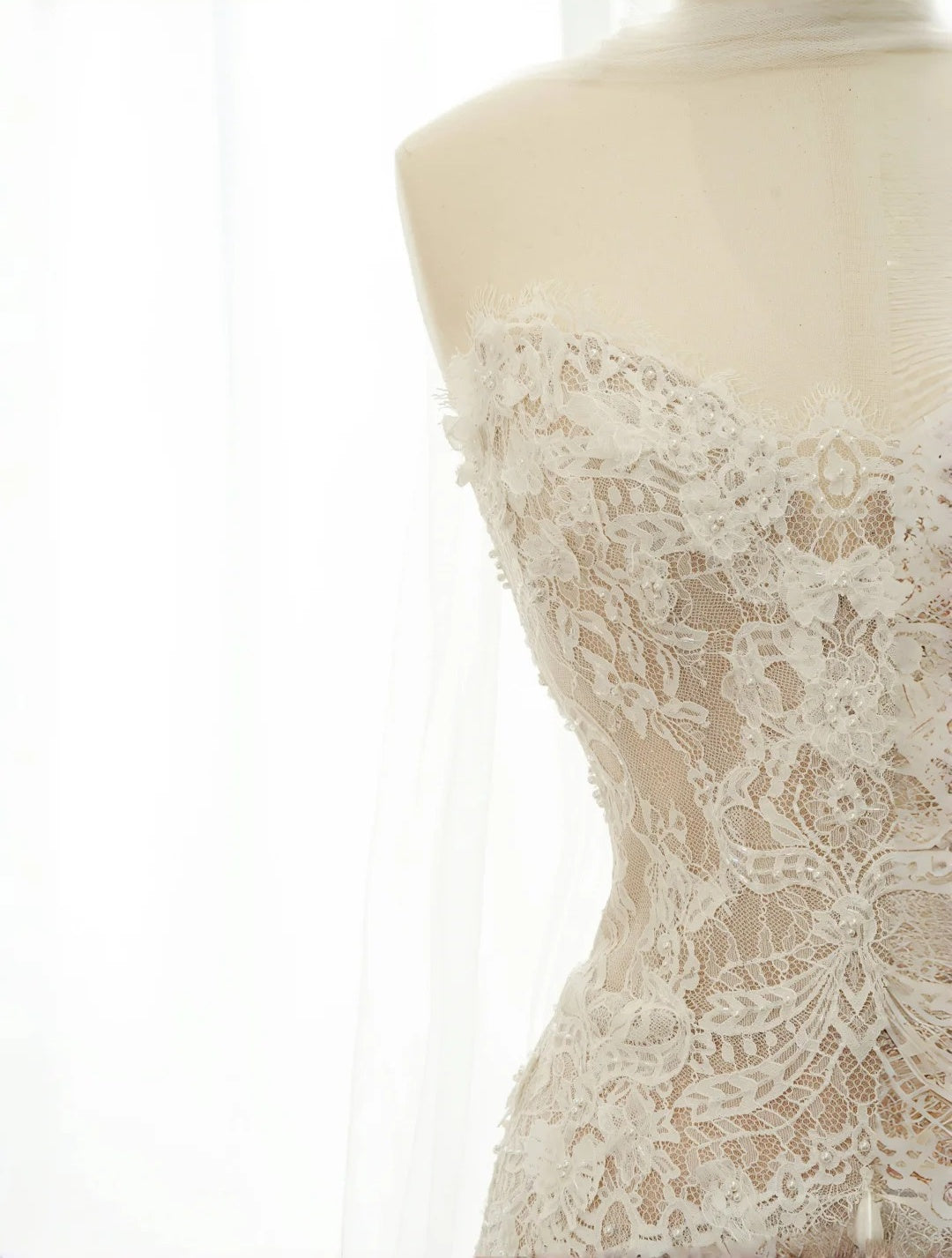 Ethereal A-Line Strapless Bridal Gowns Lace Tulle Beading Applique Wedding Dress AP2387