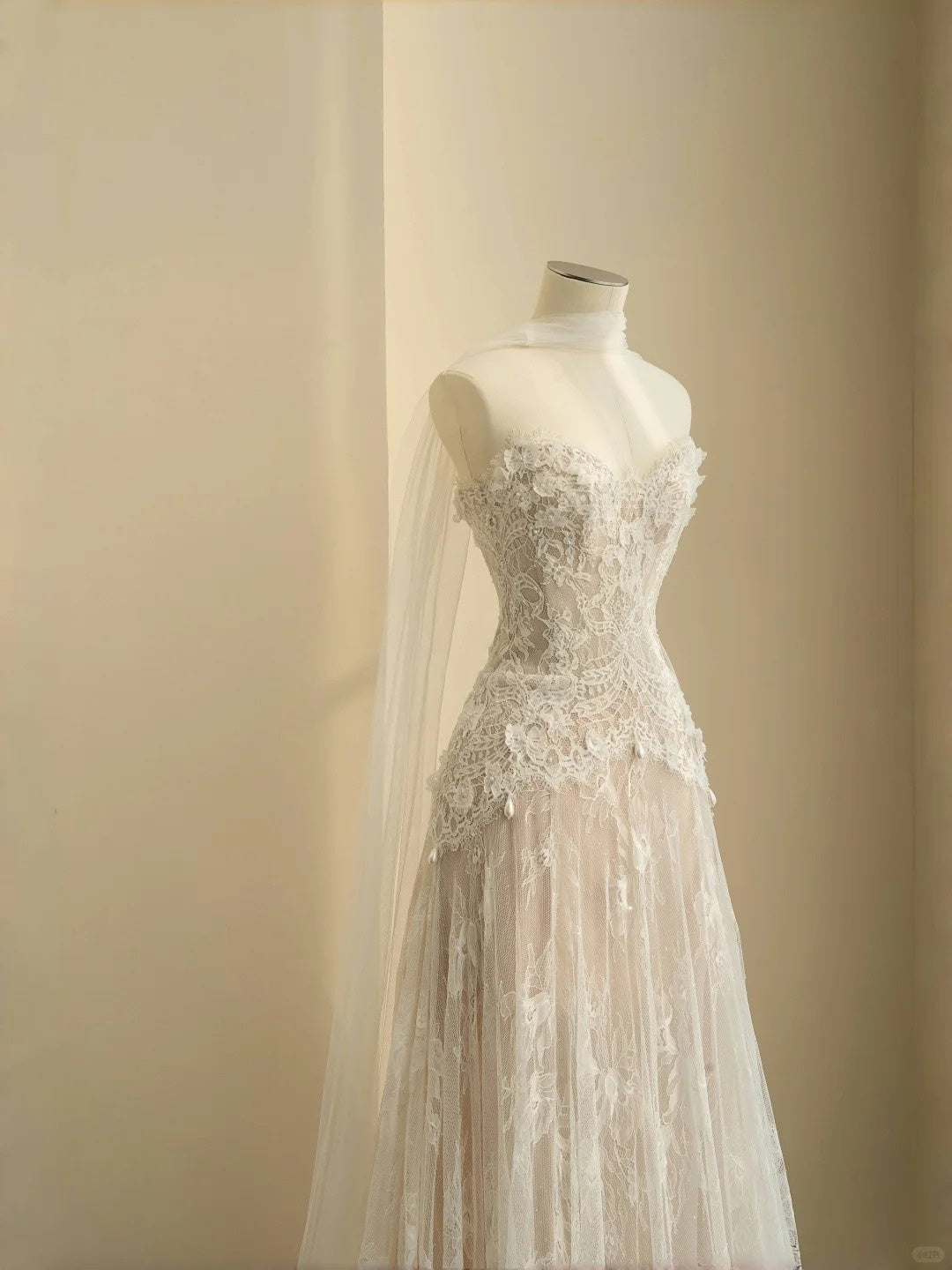 Ethereal A-Line Strapless Bridal Gowns Lace Tulle Beading Applique Wedding Dress AP2387