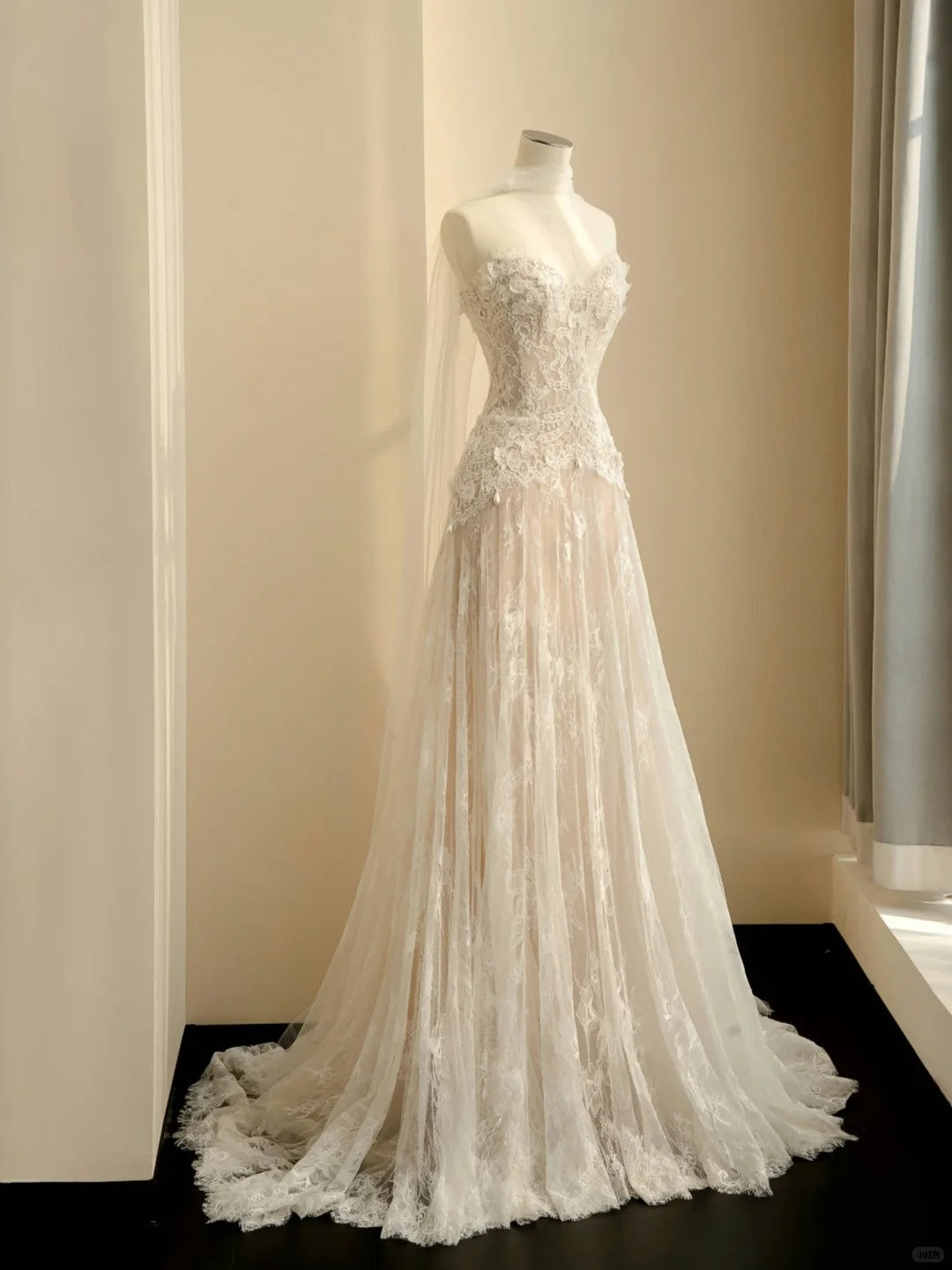 Ethereal A-Line Strapless Bridal Gowns Lace Tulle Beading Applique Wedding Dress AP2387