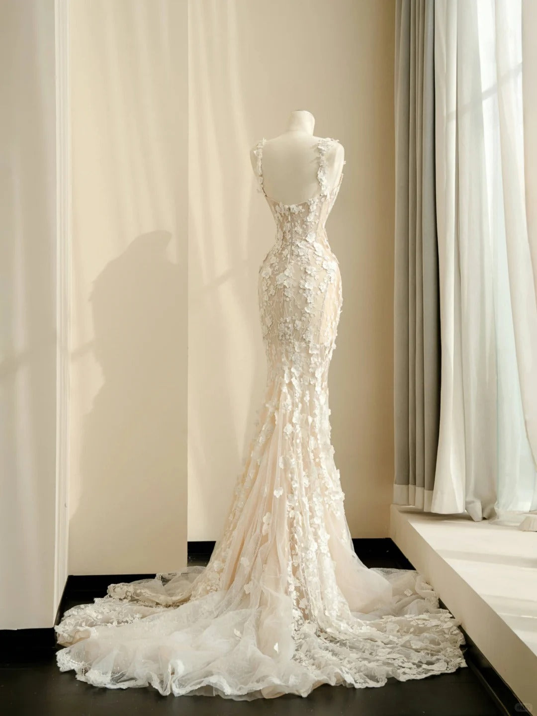 Fantastic Spaghetti Strap Mermaid Bridal Gown Applique Beading Lace Tulle Wedding Dress AP2391