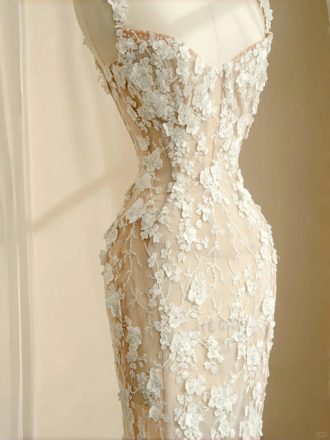 Fantastic Spaghetti Strap Mermaid Bridal Gown Applique Beading Lace Tulle Wedding Dress AP2391