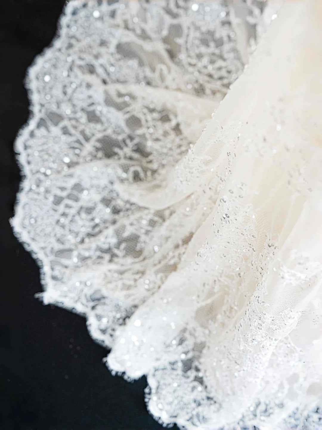 Classical Off-Shoulder Mermaid Bridal Gown Long Sleeve Sequins Applique Lace Beaded Wedding Dress AP2394