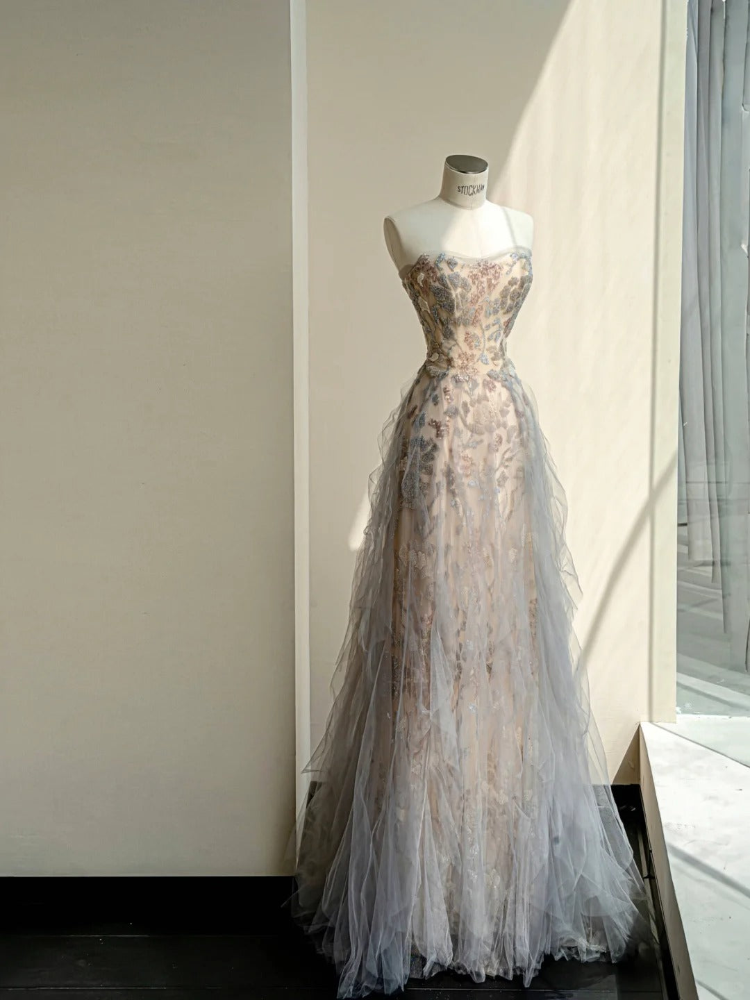 Ethereal A-Line Strapless Evening Gowns Ruffled Tulle Beading Sequins Prom Dress AP2399