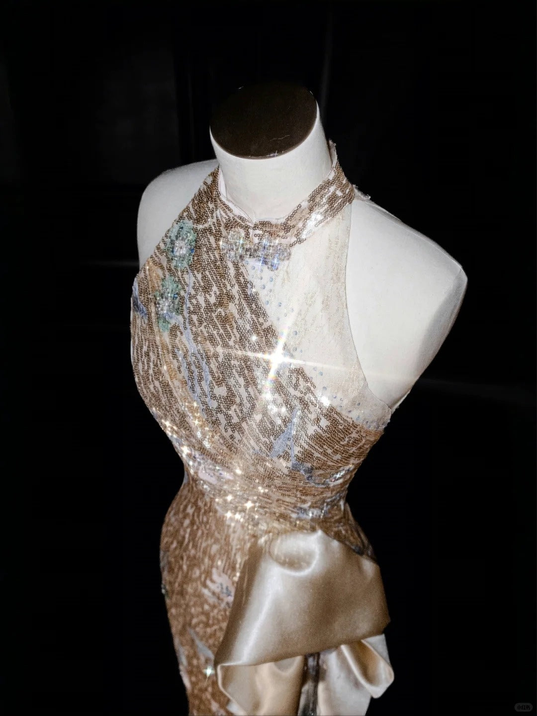 Exquisite Halter Neck Sheath Evening Gowns Sequins Beading High-Slit Prom Dress AP2402