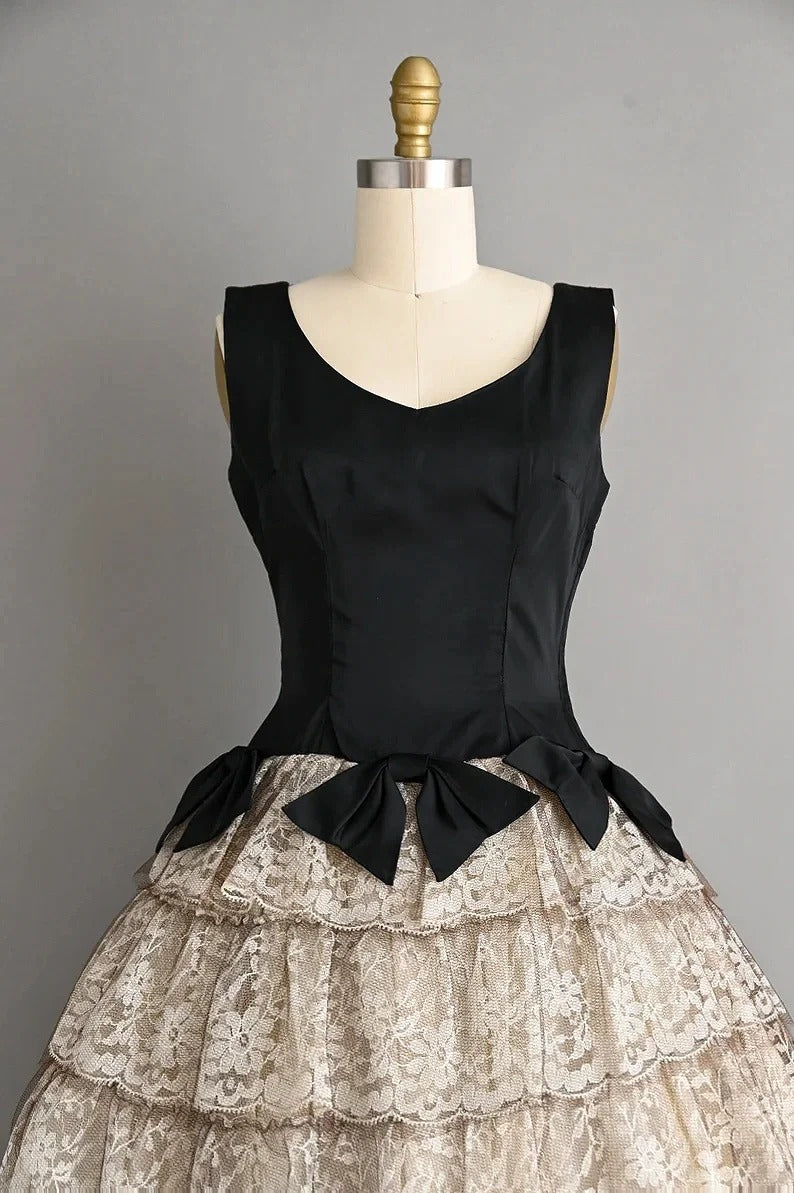 Charming V-Neck A-Line Birthday Outfit Bow Tiered Tulle Homecoming Dress AP2424