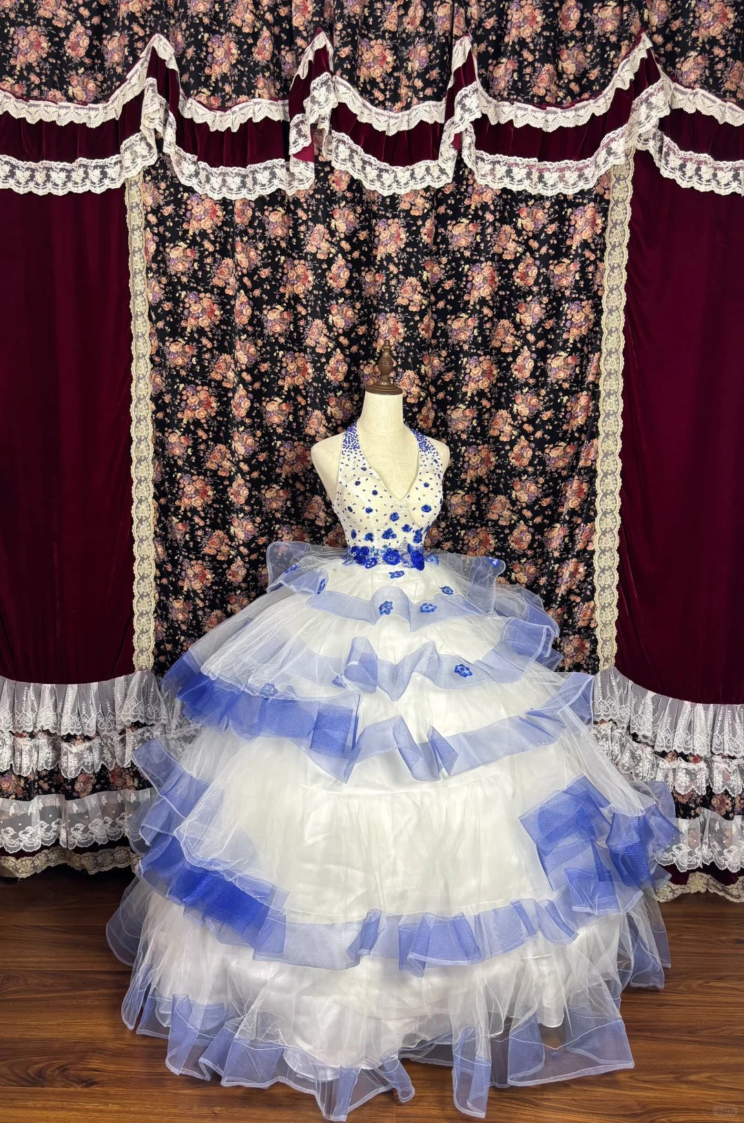 Luxurious Halter Neck A-Line Evening Gowns Backless Sequins Appliques Beaded Prom Dress AP2433