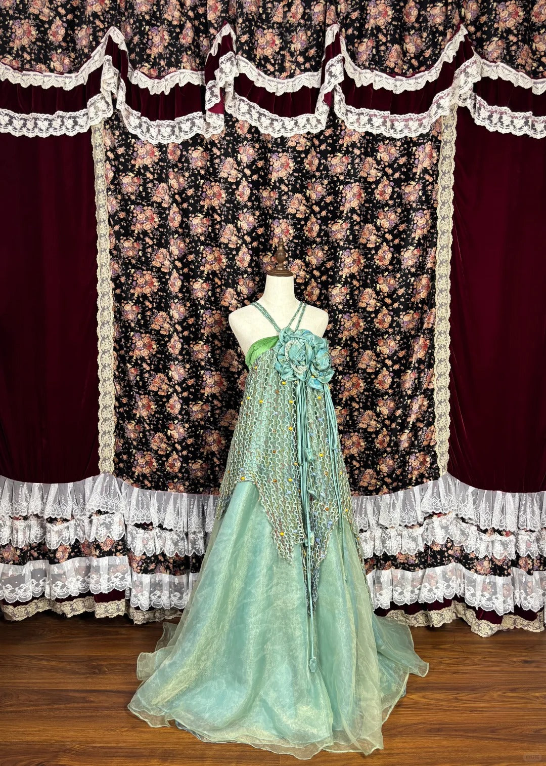 Vintage Halter Neck A-Line Evening Gowns Sequins Stone Beaded Handmade Flowers Prom Dress AP2450