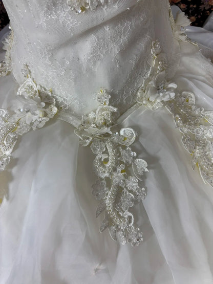 Luxurious A-Line Bridal Gowns Off-Shoulder Sequins Beaded Appliques Ruffled Wedding Dress AP2453