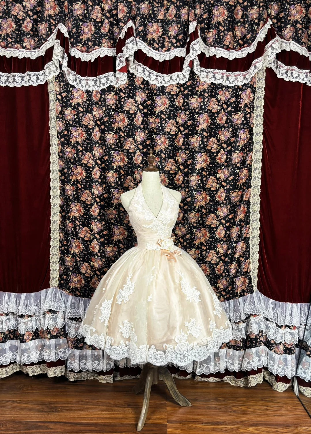 Glamorous Halter Neck A-Line Birthday Dresses Lace Appliques Handmade Flower Homecoming Dress AP2467