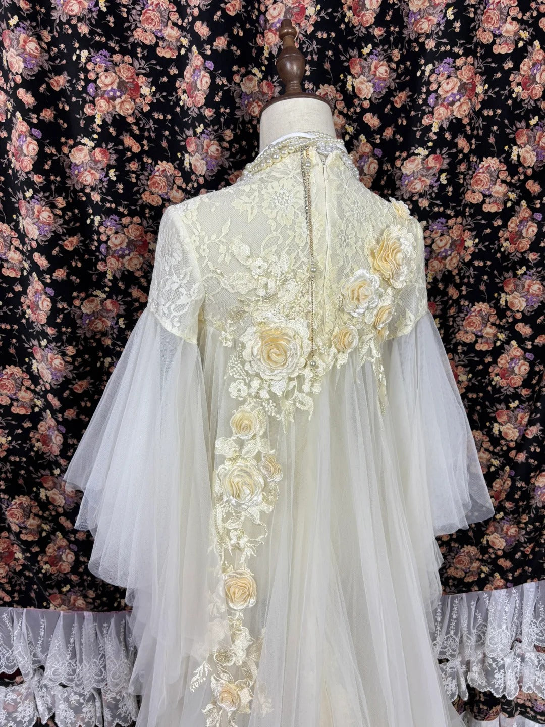 Romantic High Collar A-Line Bridal Gowns Appliques Lace Handmade Flowers Long Sleeve Wedding Dress AP2513