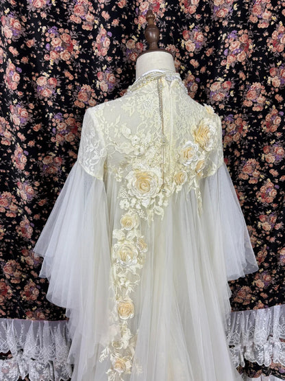 Romantic High Collar A-Line Bridal Gowns Appliques Lace Handmade Flowers Long Sleeve Wedding Dress AP2513