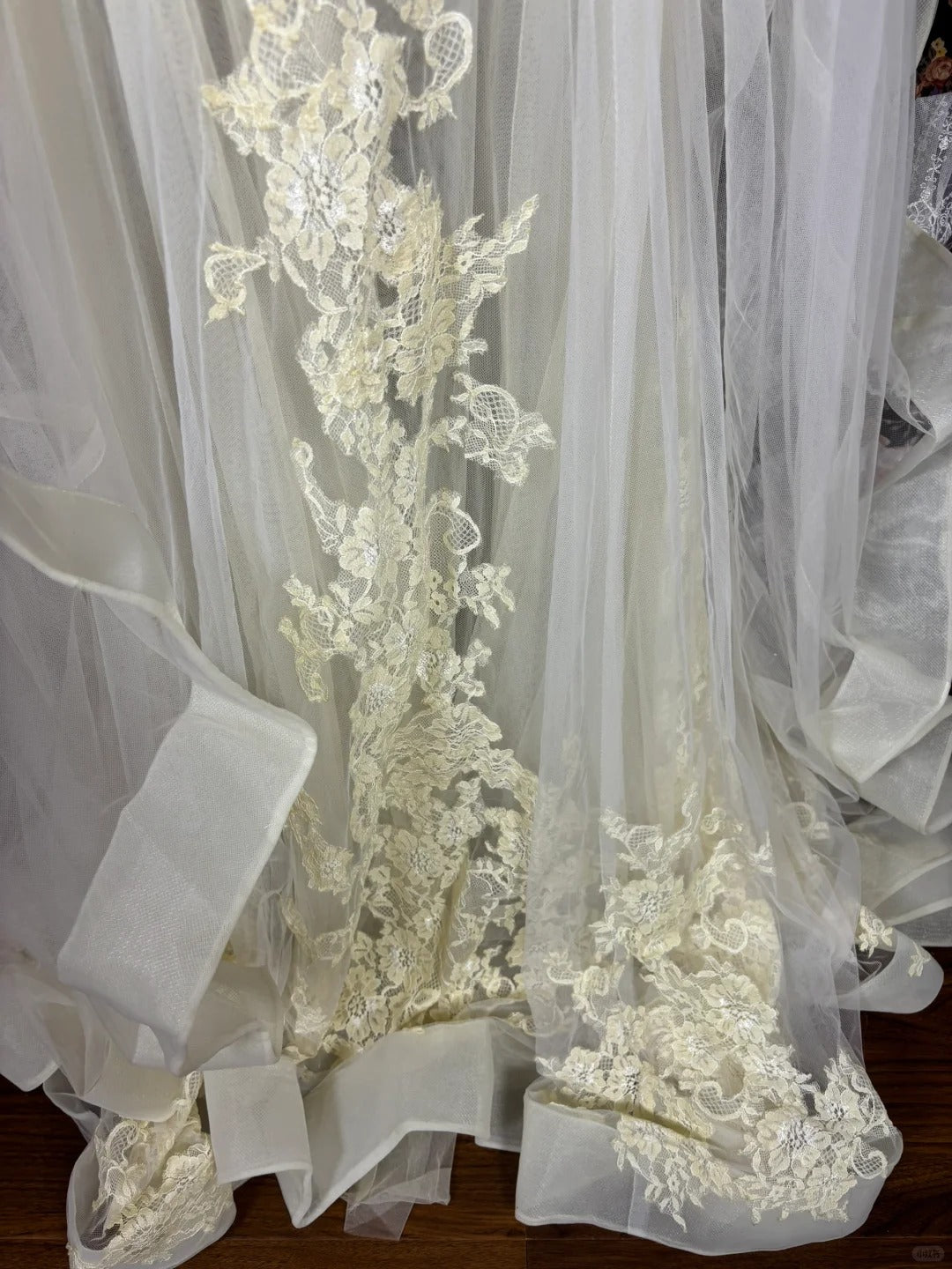 Romantic High Collar A-Line Bridal Gowns Appliques Lace Handmade Flowers Long Sleeve Wedding Dress AP2513