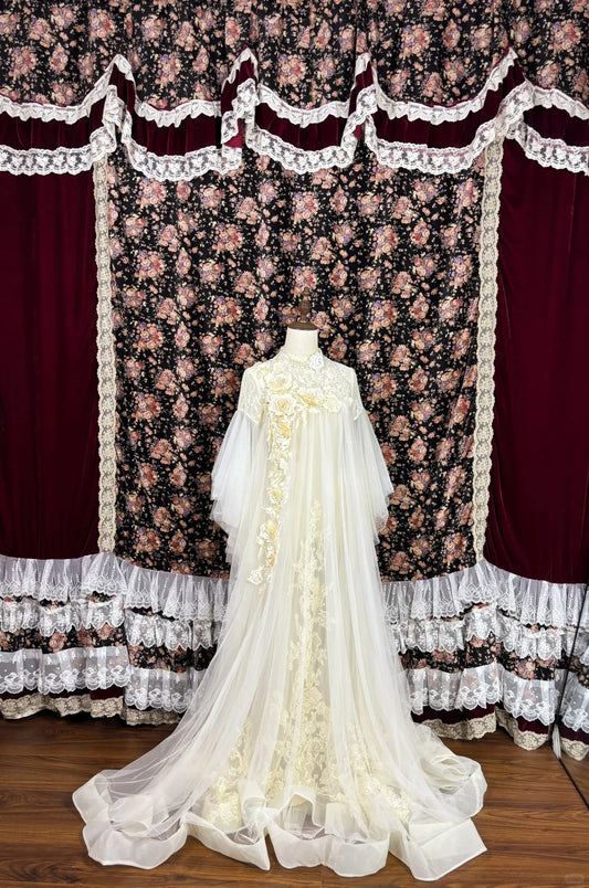 Romantic High Collar A-Line Bridal Gowns Appliques Lace Handmade Flowers Long Sleeve Wedding Dress AP2513