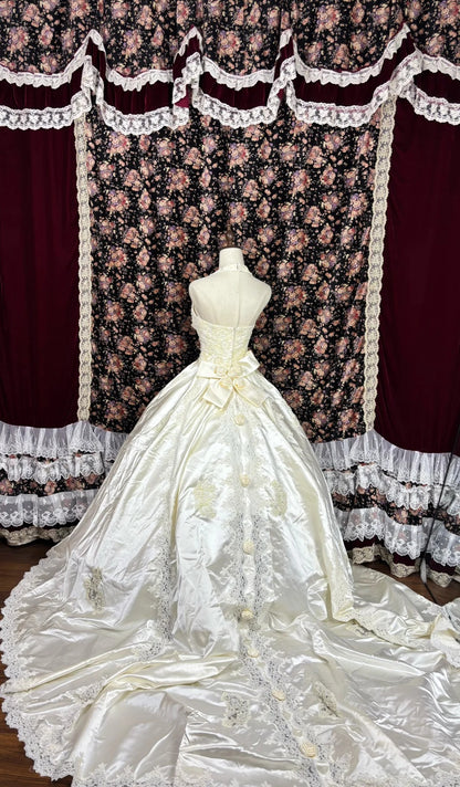 Dreamy Halter Neck A-Line Bridal Gowns Beaded Sequins Bow Satin Lace Wedding Dress AP2525