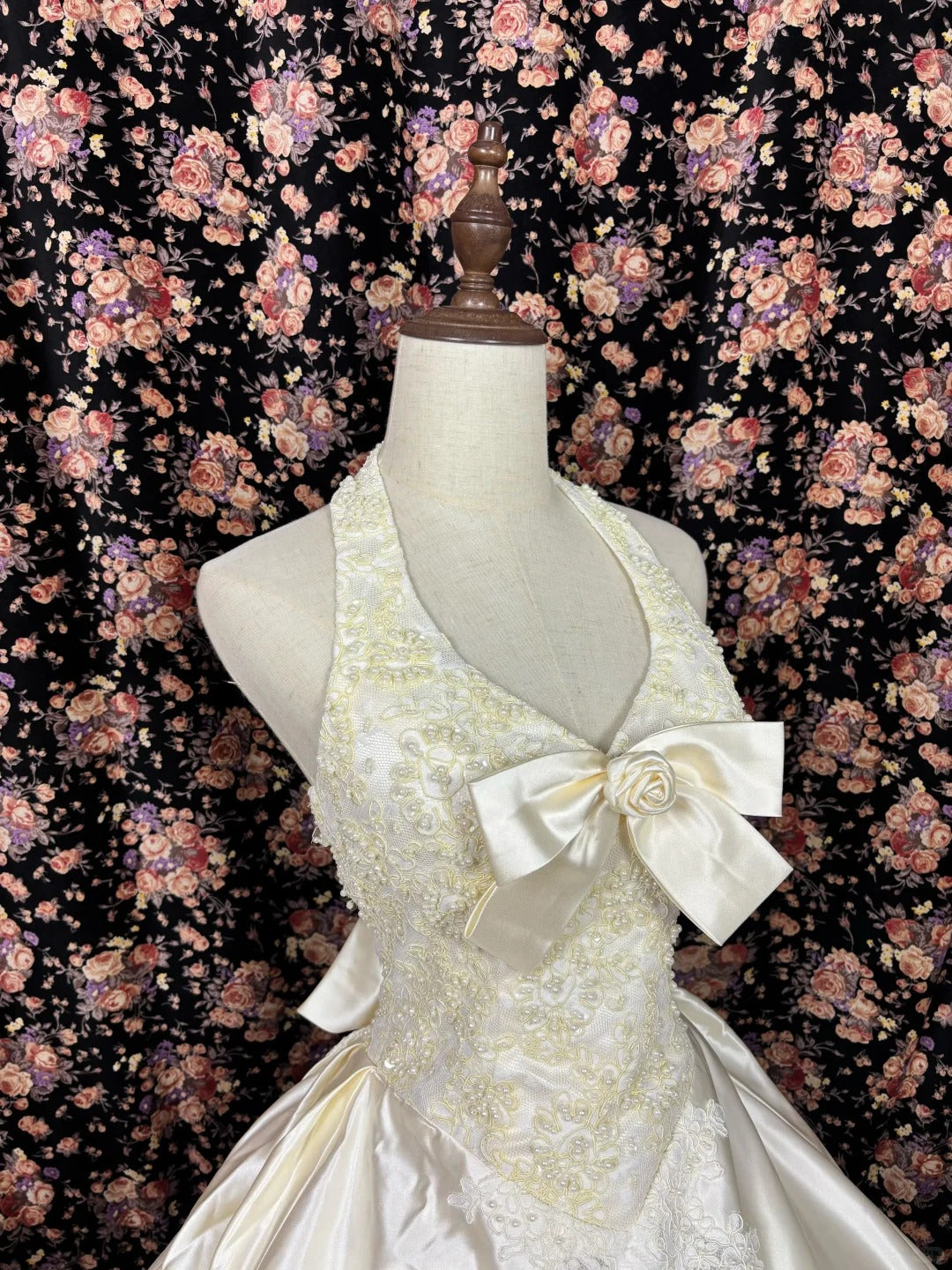 Dreamy Halter Neck A-Line Bridal Gowns Beaded Sequins Bow Satin Lace Wedding Dress AP2525