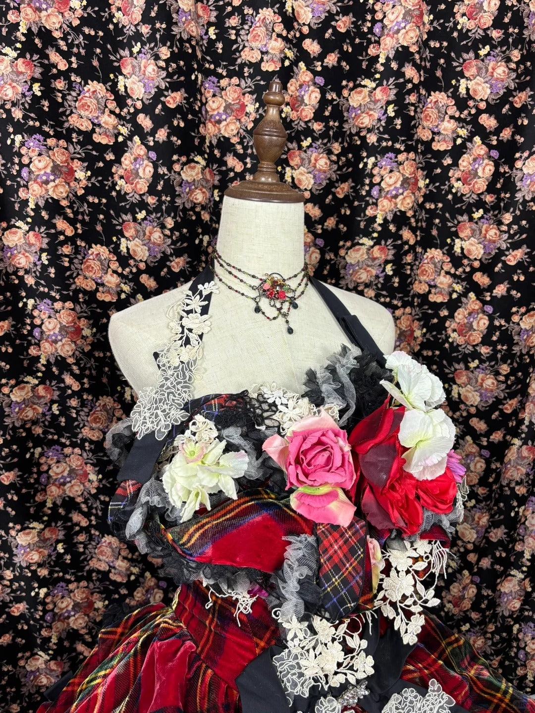 Luxurious Halter Neck A-Line Plaid Evening Gowns Handmade Flowers Lace Appliques Beaded Prom Dress AP2530